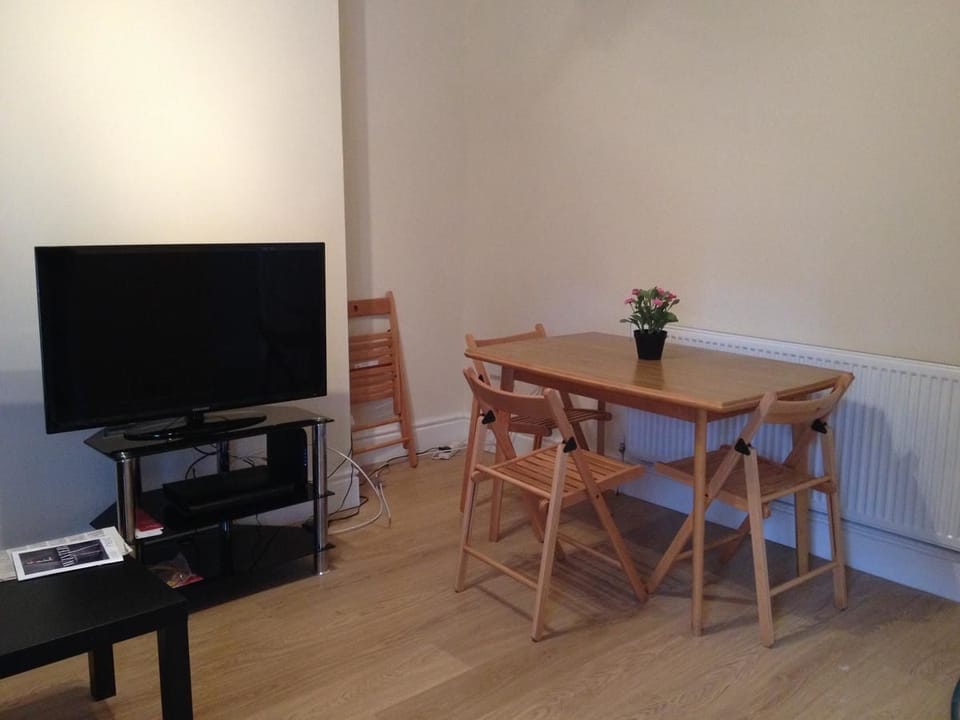 Comfort House, 4 Bedrooms | Living room | Flat-screen TV