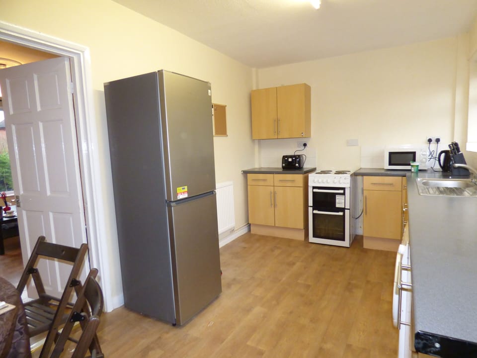 Room | Private kitchen | Full-size fridge, microwave, oven, stovetop