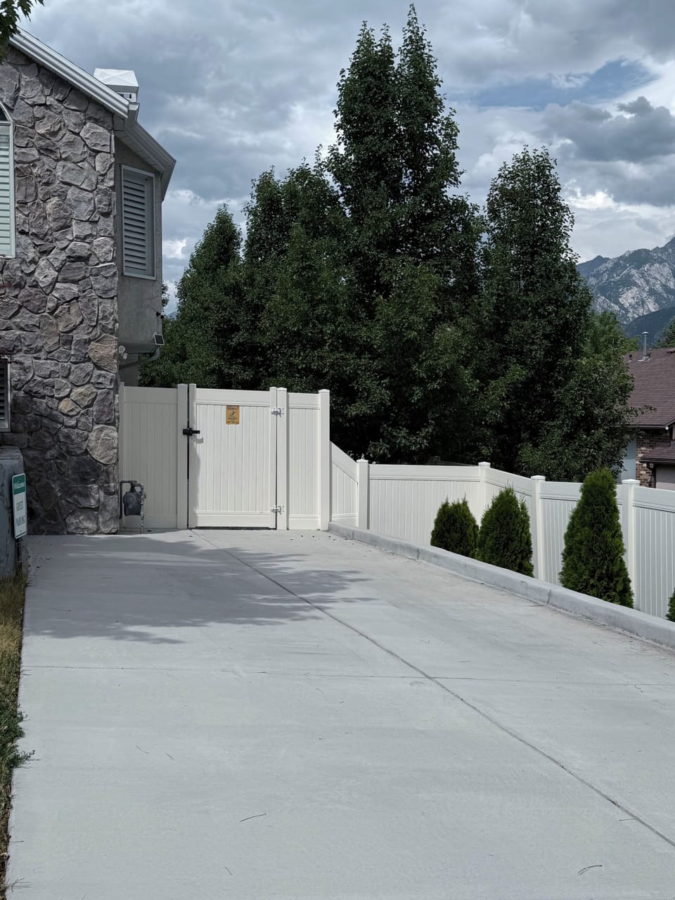 Entry to the property / Private parking