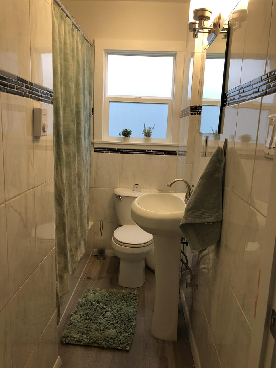 Bathroom- full tub and shower- fully stocked with supplies!