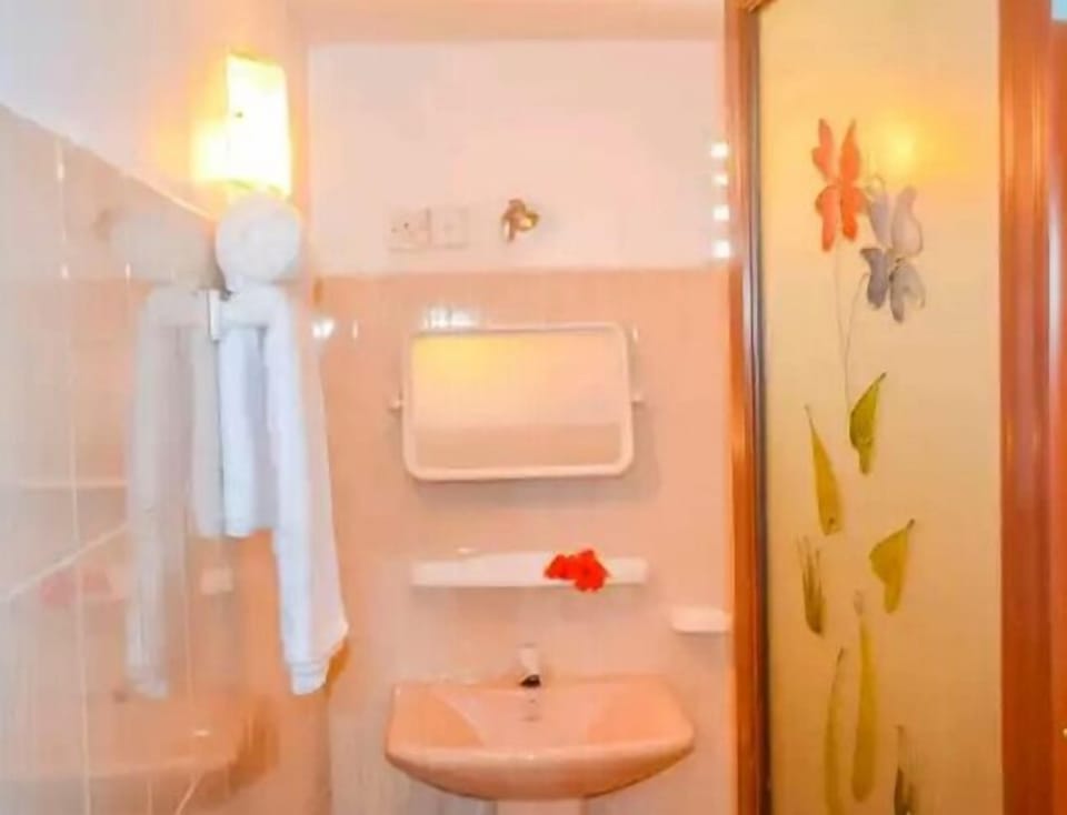 Shower, free toiletries