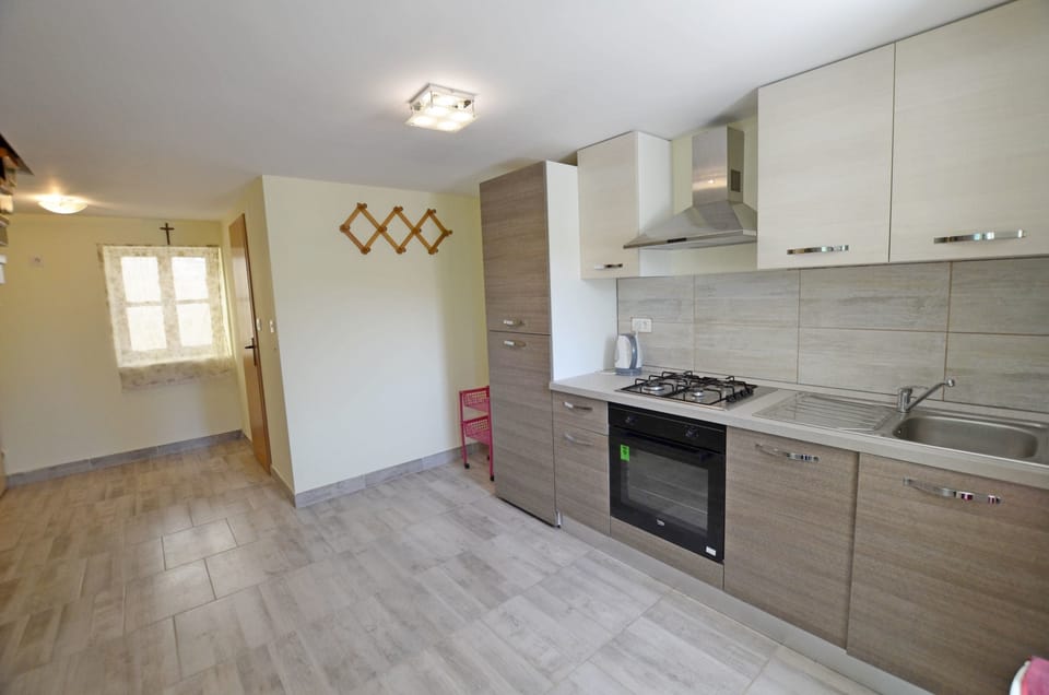 Private kitchen | Fridge, microwave, oven, stovetop
