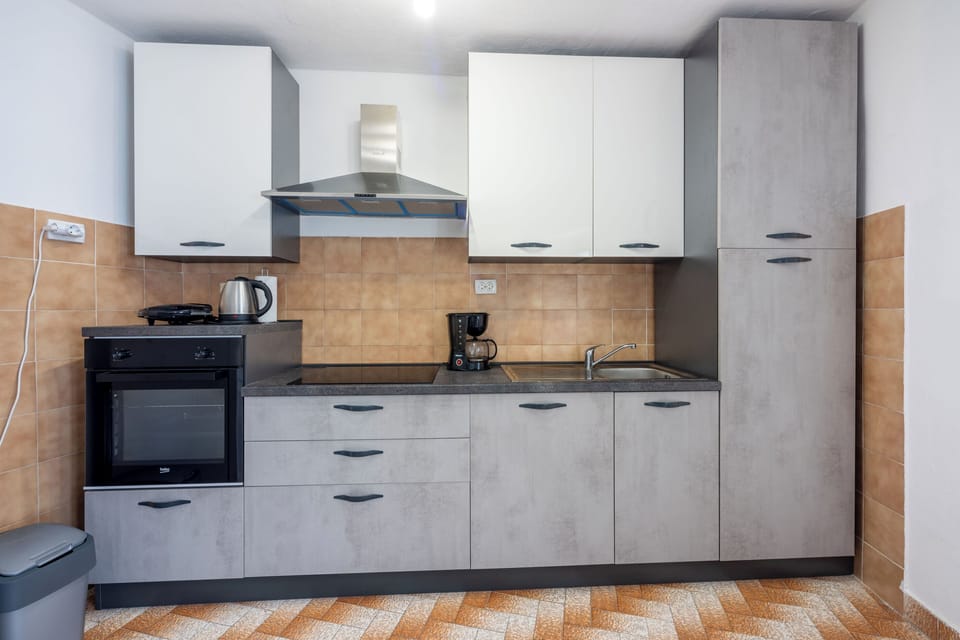 House | Private kitchen | Fridge, microwave, oven, stovetop