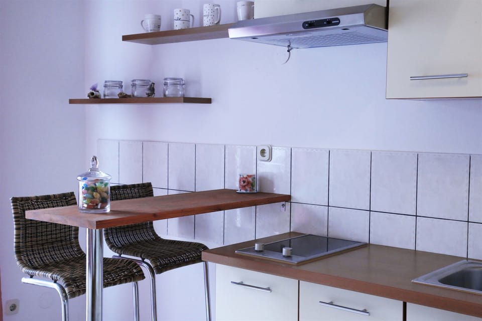 Private kitchen | Fridge, oven, stovetop, espresso maker