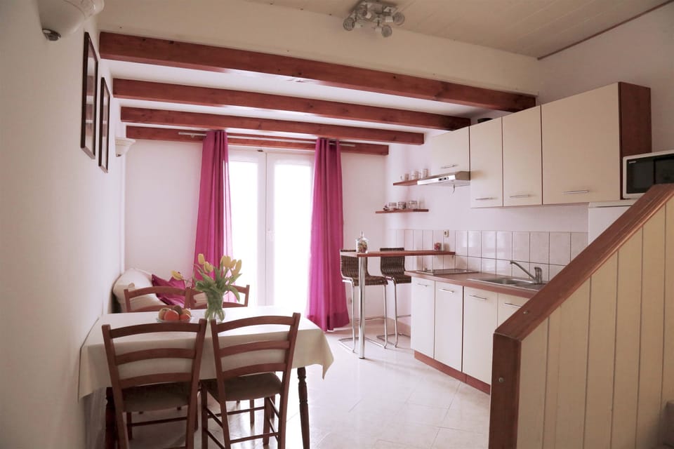 Private kitchen | Fridge, oven, stovetop, espresso maker
