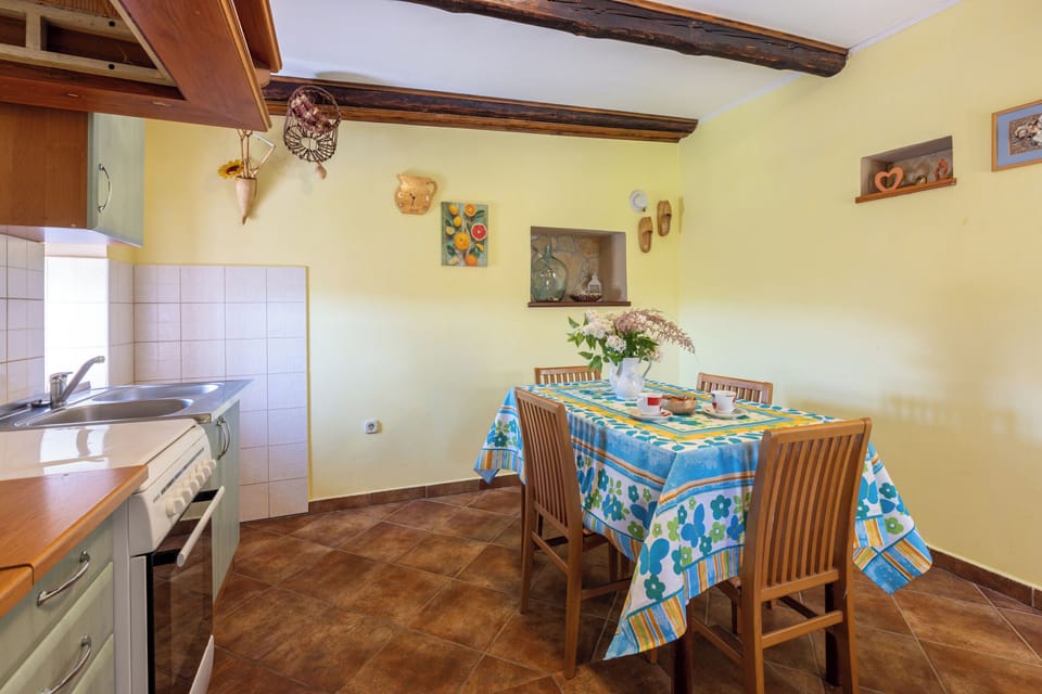 House | Private kitchen | Fridge, microwave, oven, stovetop