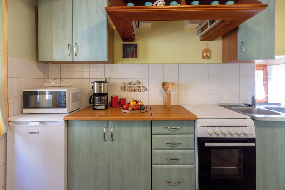 House | Private kitchen | Fridge, microwave, oven, stovetop