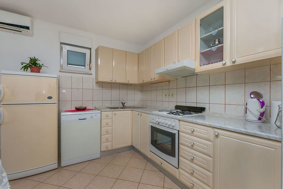 Apartment (A1) | Private kitchen | Fridge, oven, stovetop, electric kettle