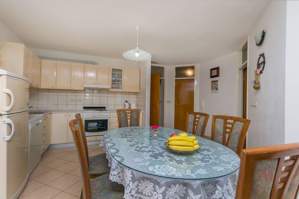 Apartment (A1) | Private kitchen | Fridge, oven, stovetop, electric kettle