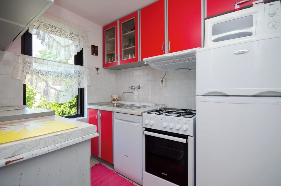 House | Private kitchen | Fridge, microwave, oven, stovetop