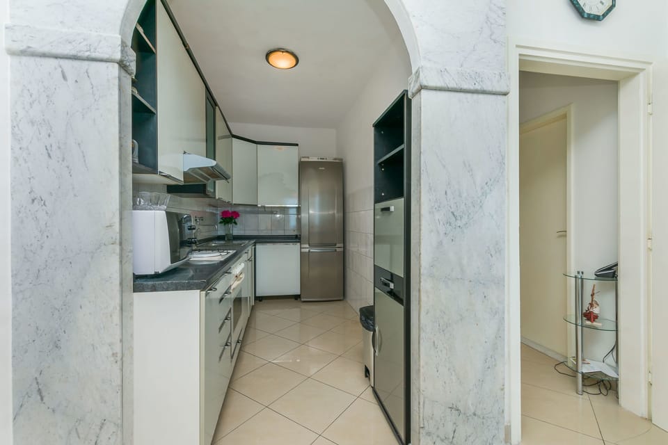 Apartment (A1) | Private kitchen | Fridge, microwave, oven, stovetop