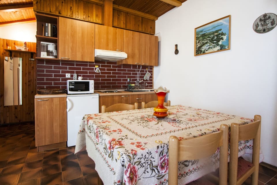 Private kitchen | Fridge, microwave, stovetop, espresso maker