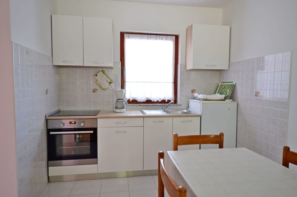 Private kitchen | Fridge, oven, stovetop, espresso maker
