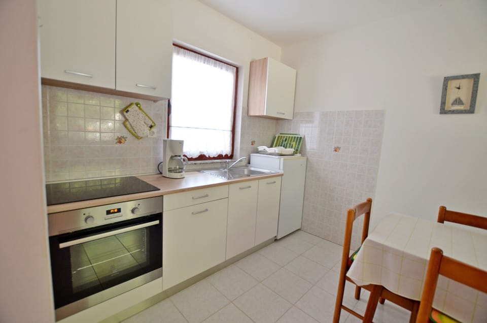 Private kitchen | Fridge, oven, stovetop, espresso maker