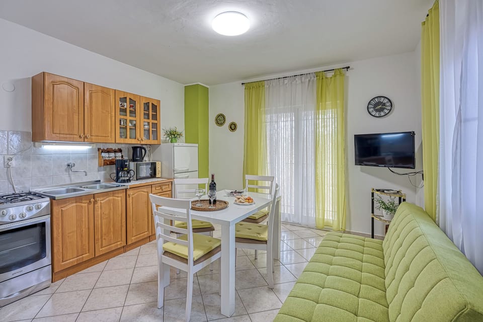 Apartment (A1) | Dining