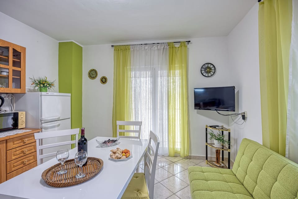 Apartment (A1) | Dining