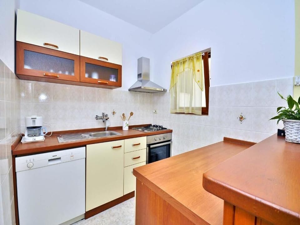 House | Private kitchen | Fridge, microwave, oven, stovetop