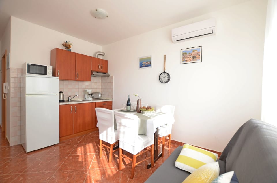 Private kitchen | Fridge, microwave, stovetop, espresso maker
