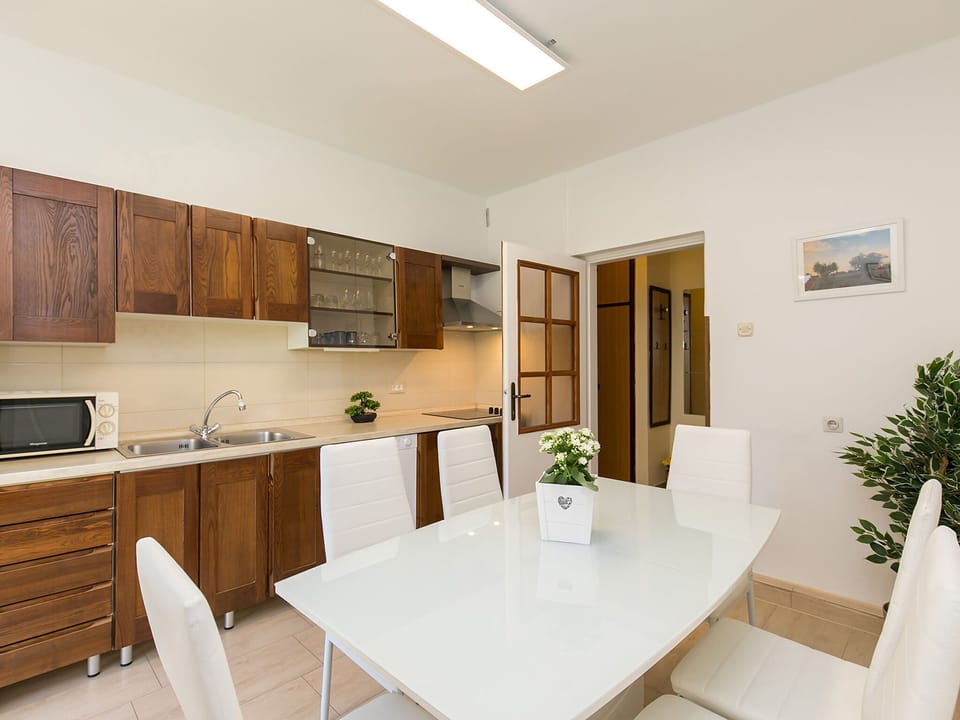 Apartment (A1) | Private kitchen | Fridge, microwave, oven, stovetop