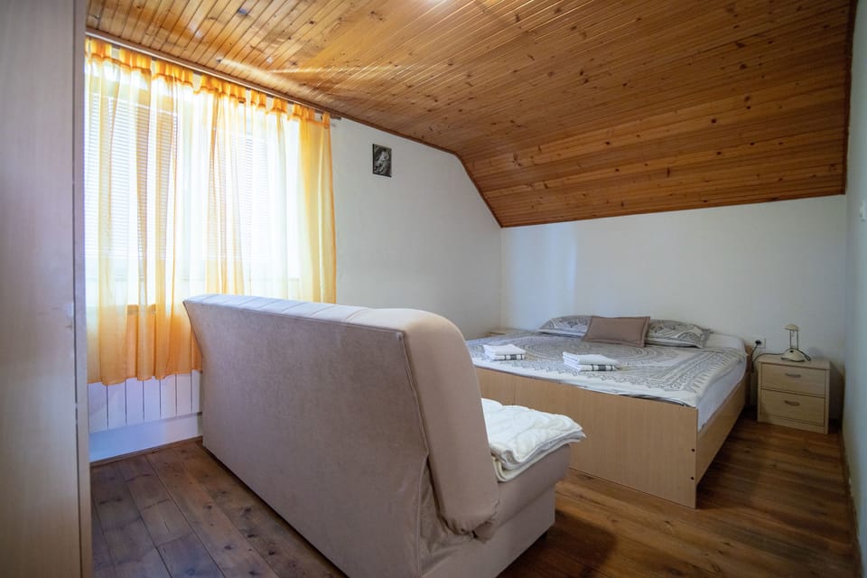 3 bedrooms, iron/ironing board, WiFi (free)
