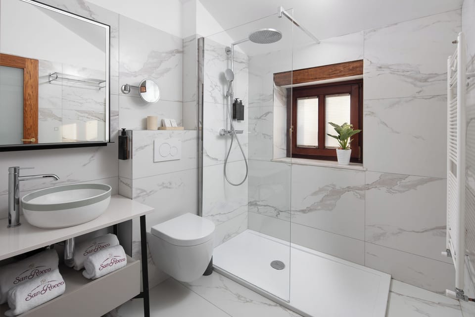 Classic Room | Bathroom | Free toiletries, hair dryer, bathrobes, slippers