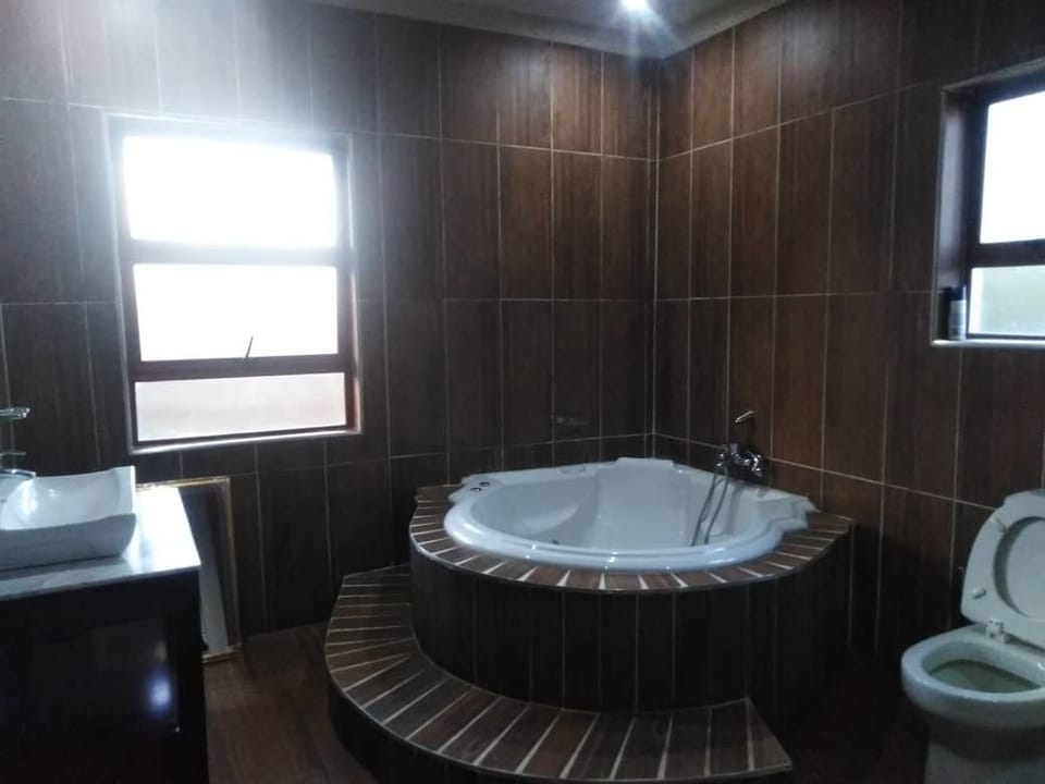 Royal Suite | Bathroom amenities | Free toiletries, towels