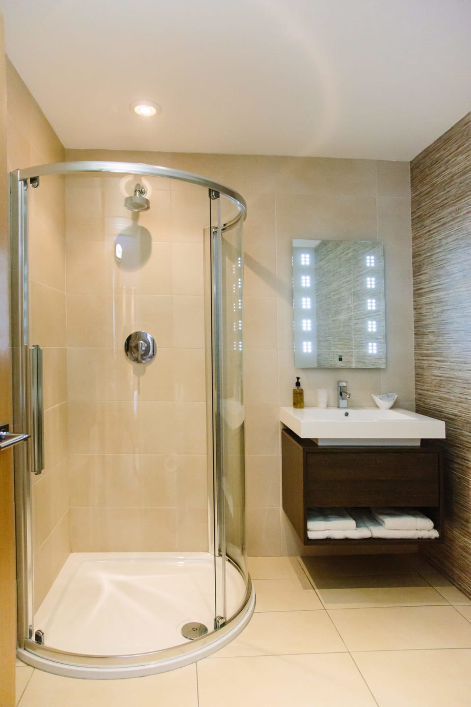 Family Room | Bathroom | Free toiletries, hair dryer, towels