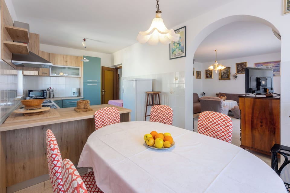 Apartment (A1) | Private kitchen | Fridge, microwave, oven, stovetop
