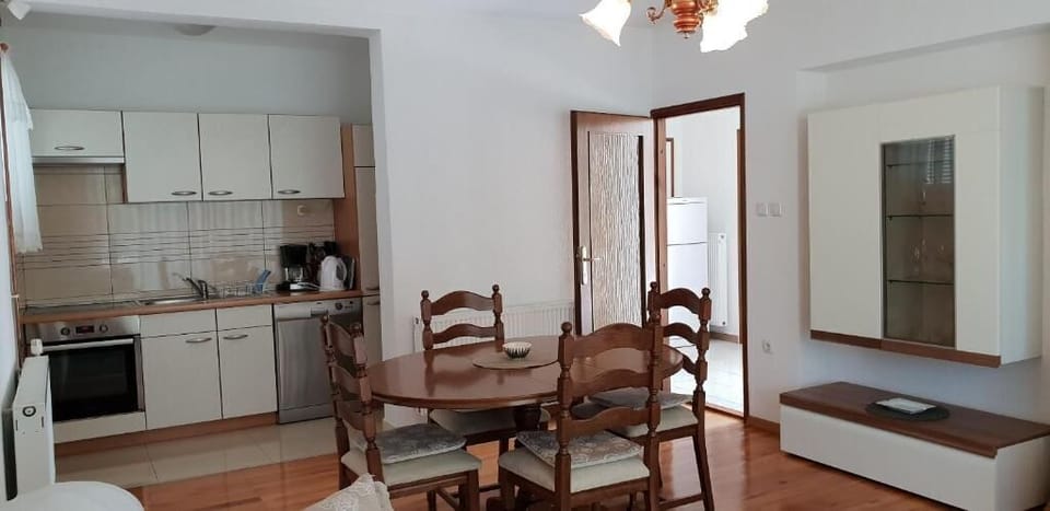 Apartment (A1) | Private kitchen | Fridge, stovetop, dishwasher, coffee/tea maker