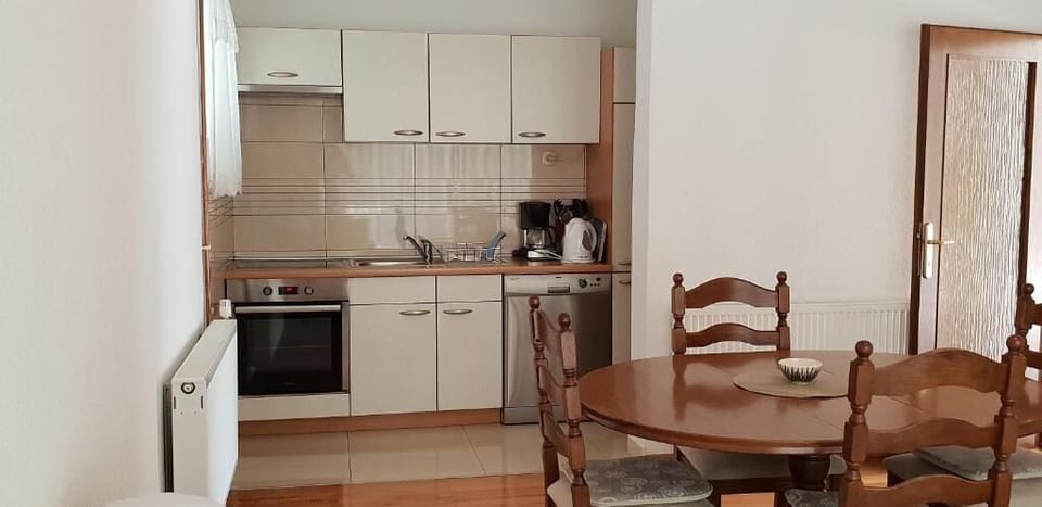 Apartment (A1) | Private kitchen | Fridge, stovetop, dishwasher, coffee/tea maker