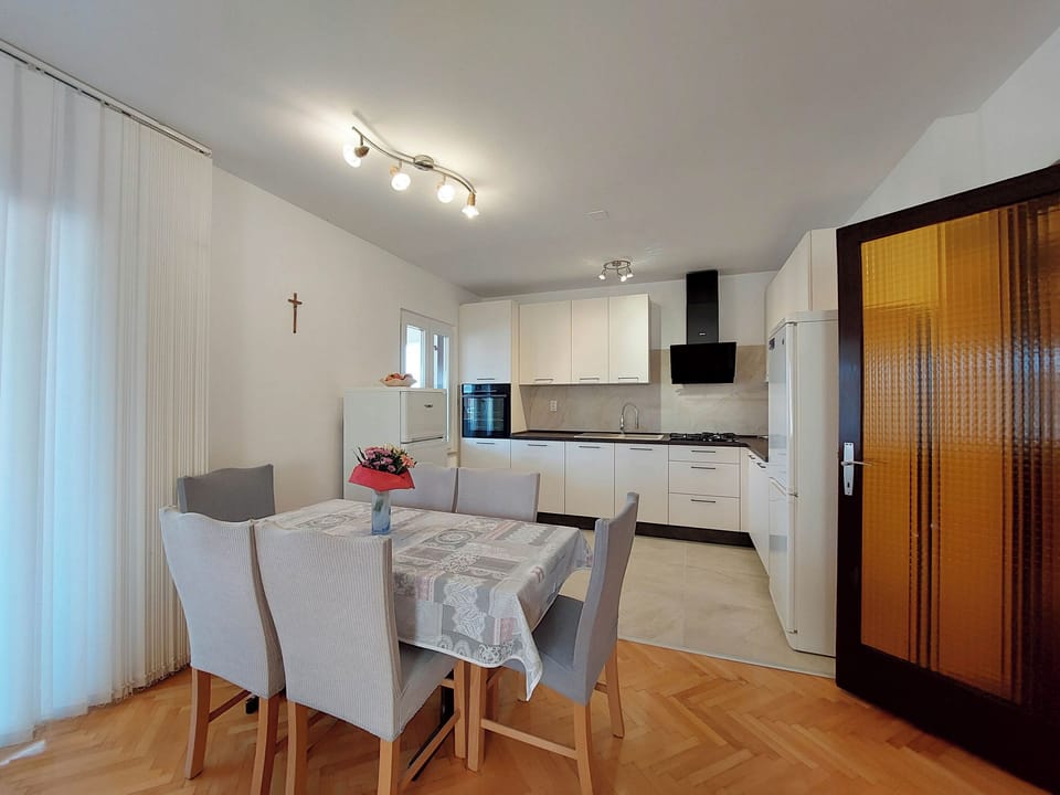 Apartment (A1) | Private kitchen | Fridge, microwave, oven, stovetop