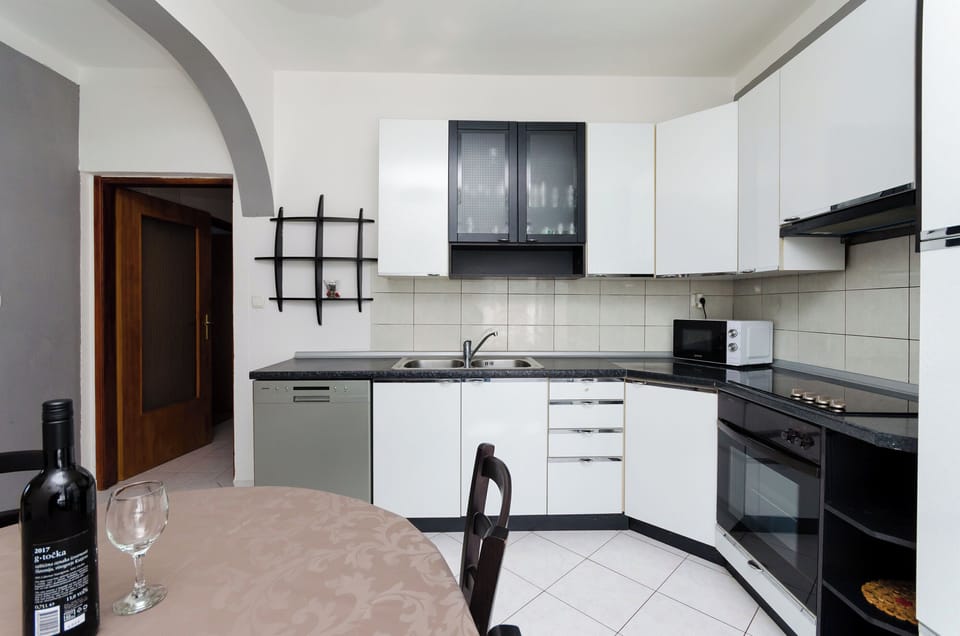 Apartment (A1) | Private kitchen | Fridge, microwave, oven, stovetop