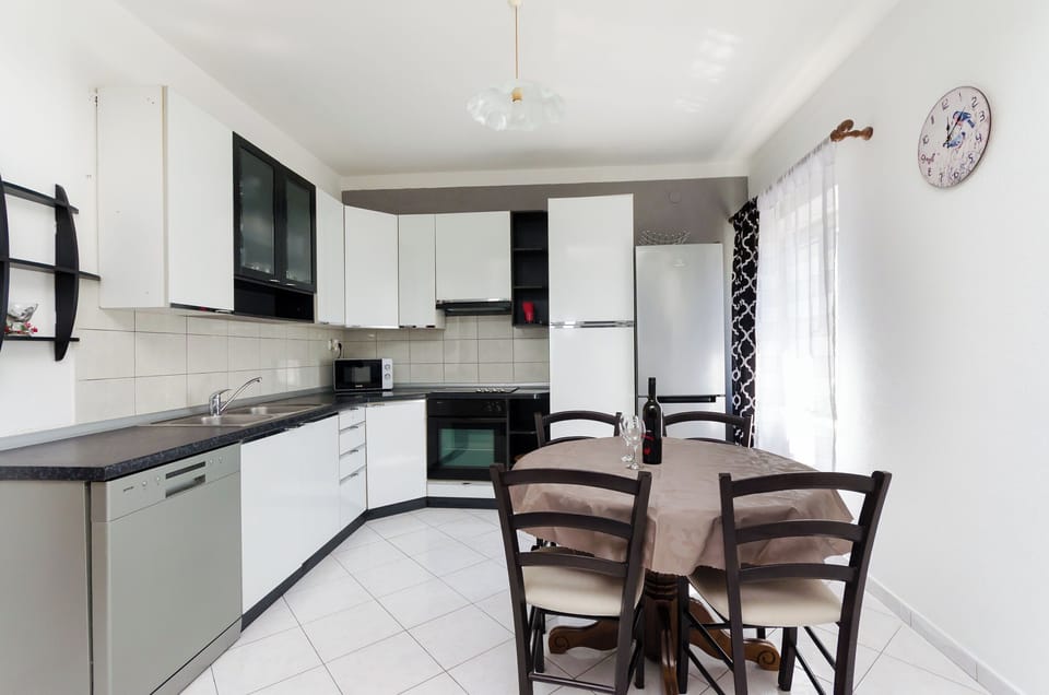 Apartment (A1) | Private kitchen | Fridge, microwave, oven, stovetop