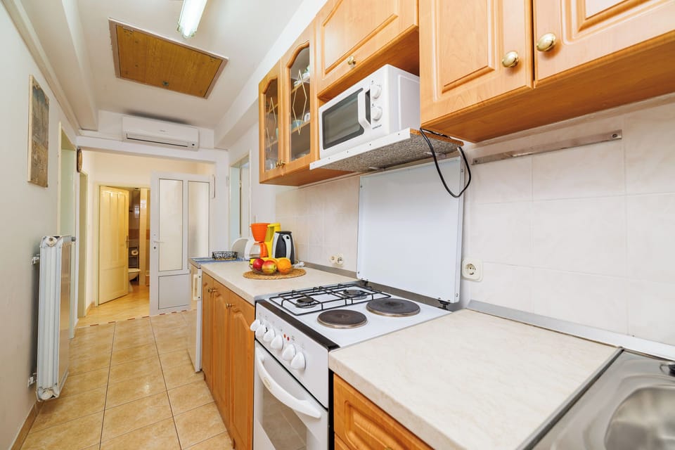Apartment (A1) | Private kitchen | Fridge, oven, stovetop, espresso maker