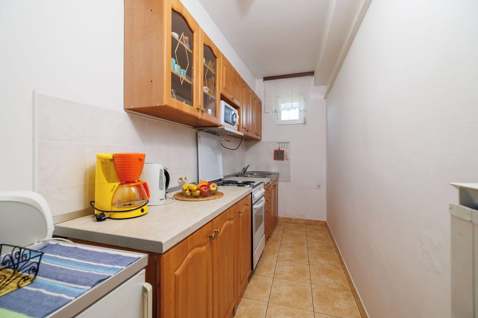 Apartment (A1) | Private kitchen | Fridge, oven, stovetop, espresso maker