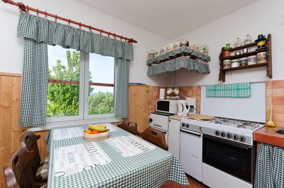 Private kitchen | Fridge, oven, stovetop, espresso maker