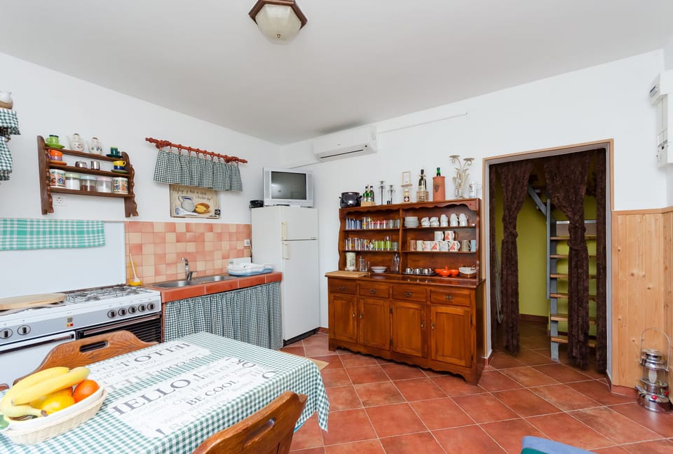 Private kitchen | Fridge, oven, stovetop, espresso maker