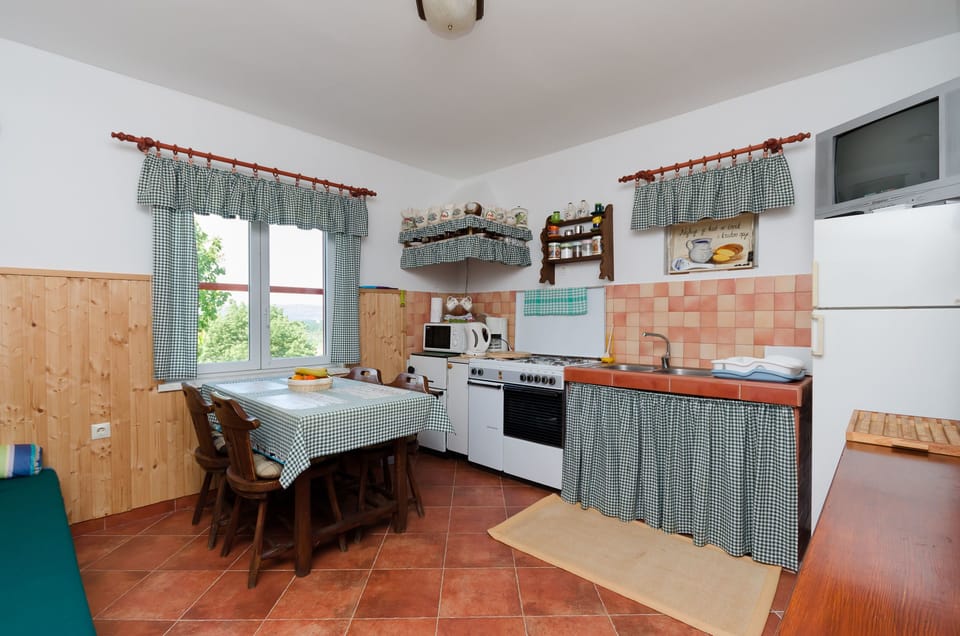 Private kitchen | Fridge, oven, stovetop, espresso maker