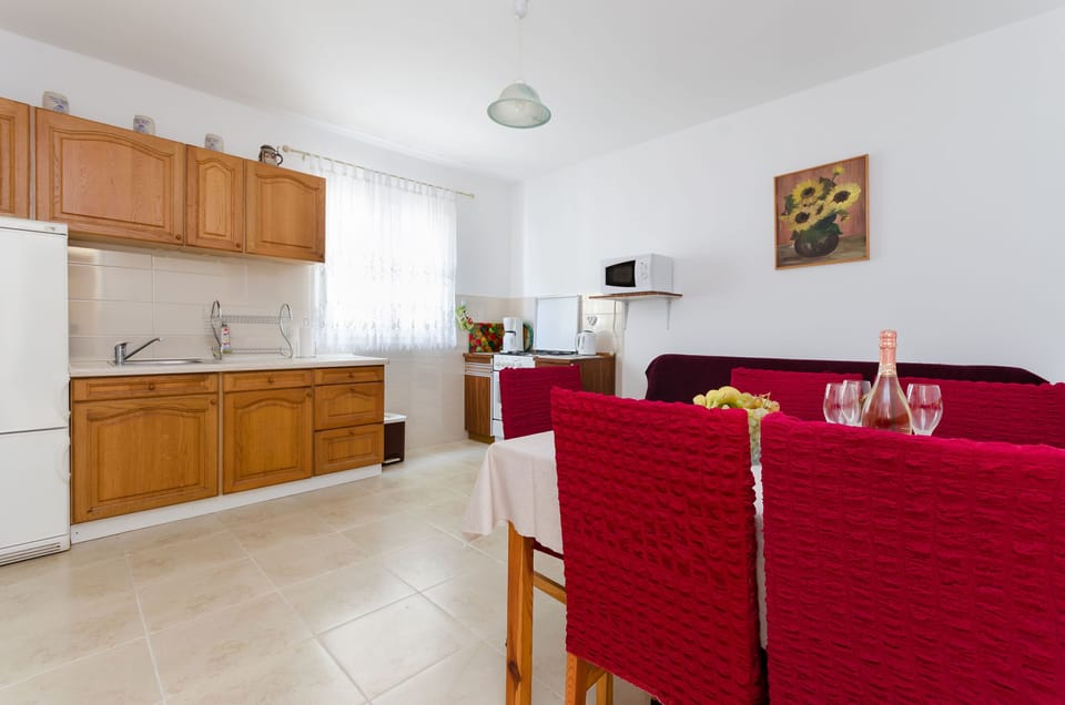 Private kitchen | Fridge, microwave, oven, stovetop