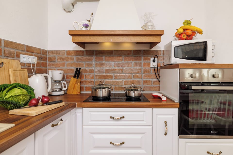 House | Private kitchen | Fridge, microwave, oven, stovetop