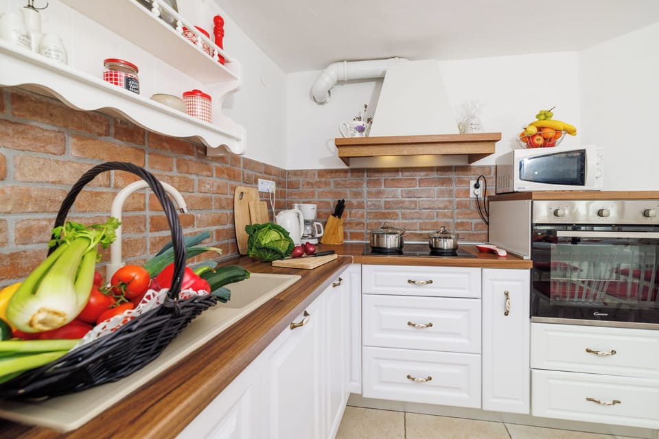 House | Private kitchen | Fridge, microwave, oven, stovetop