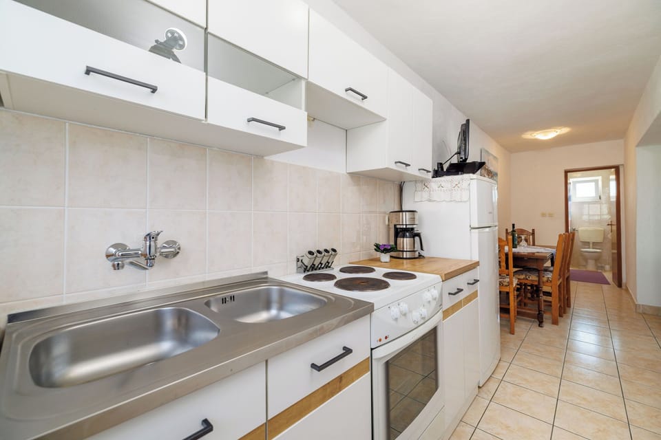 Apartment (A1) | Private kitchen | Fridge, oven, stovetop, espresso maker