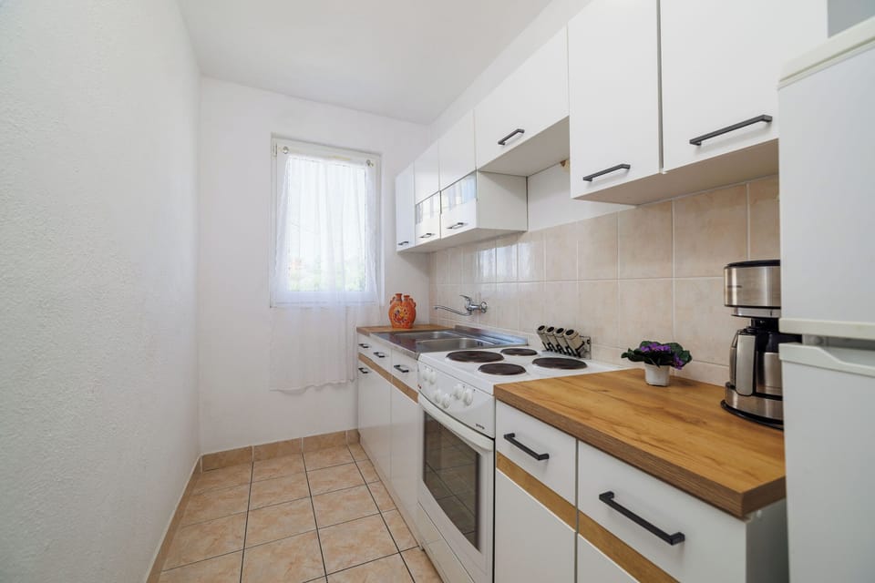 Apartment (A1) | Private kitchen | Fridge, oven, stovetop, espresso maker