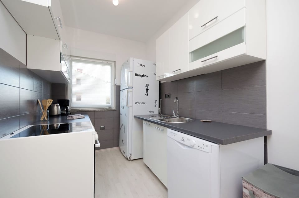 Apartment (A1) | Private kitchen | Fridge, oven, stovetop, cookware/dishes/utensils