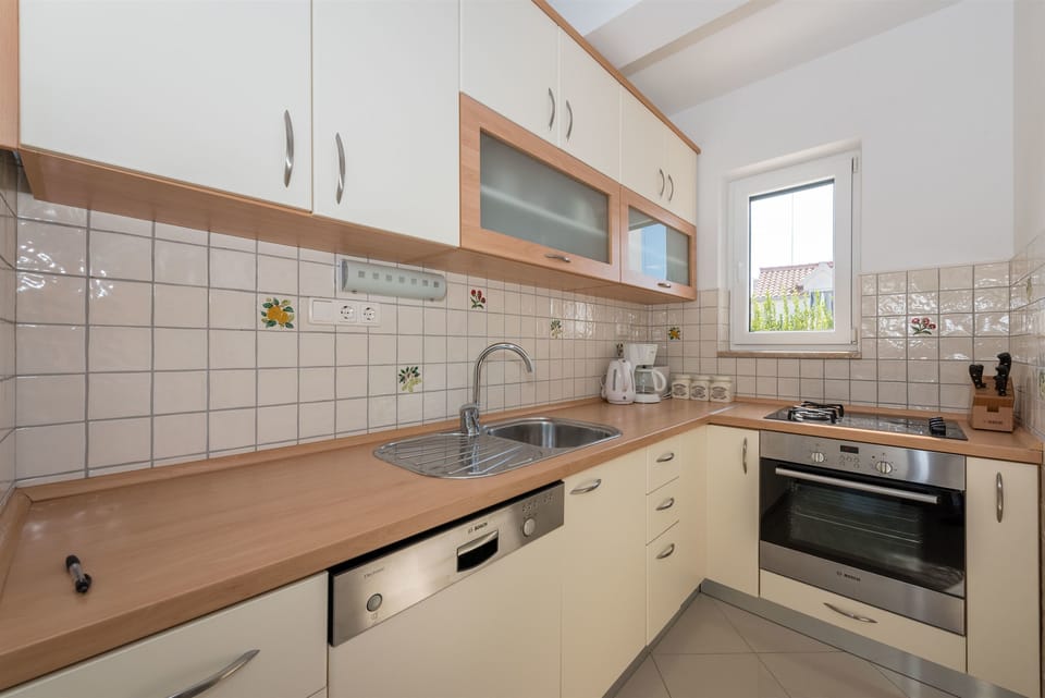 Private kitchen | Fridge, microwave, oven, stovetop