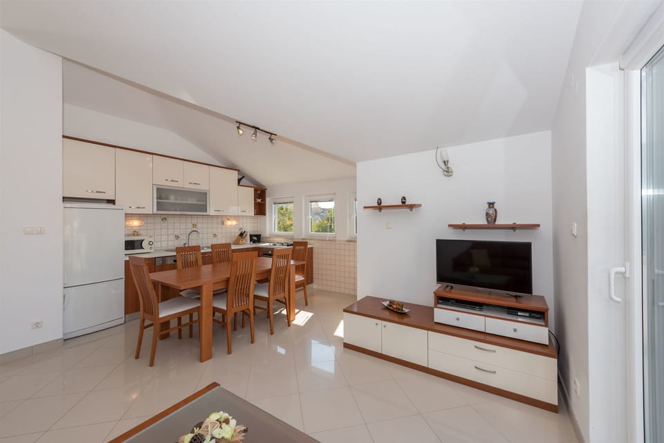 Private kitchen | Fridge, microwave, oven, stovetop