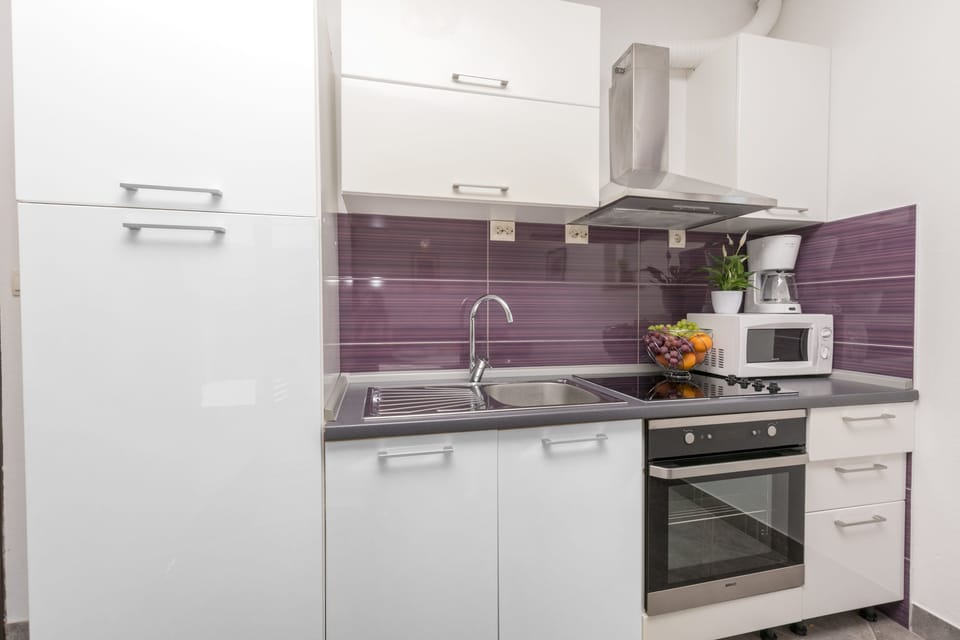 Private kitchen | Fridge, microwave, oven, stovetop