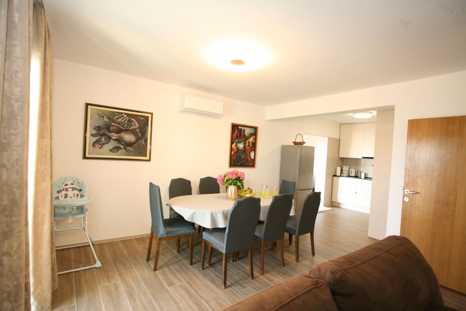 Villa | Dining