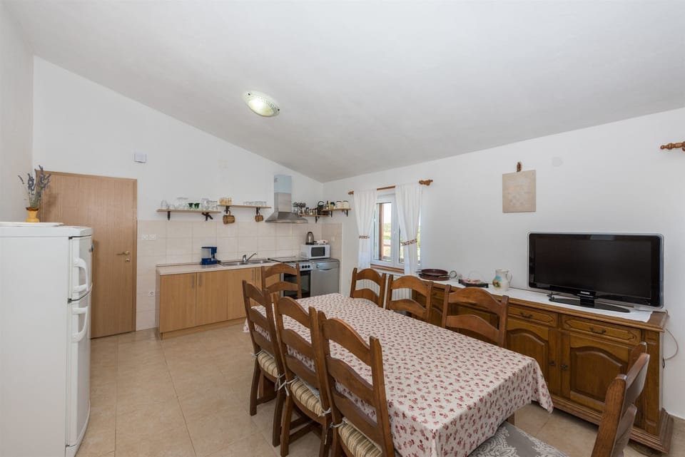 Private kitchen | Fridge, microwave, stovetop, dishwasher