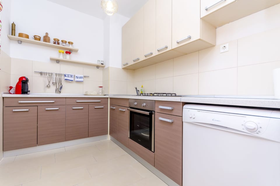 Private kitchen | Fridge, oven, stovetop, dishwasher